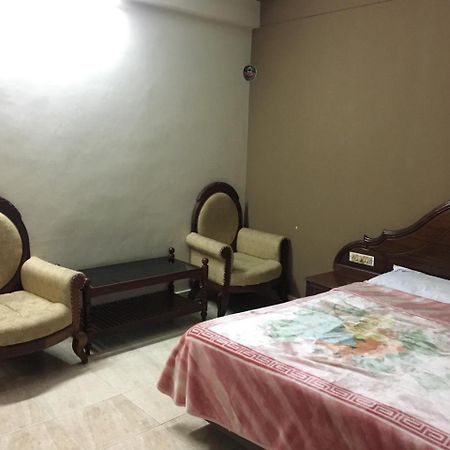 Hotel Royal Wings ネドゥムバセリー エクステリア 写真