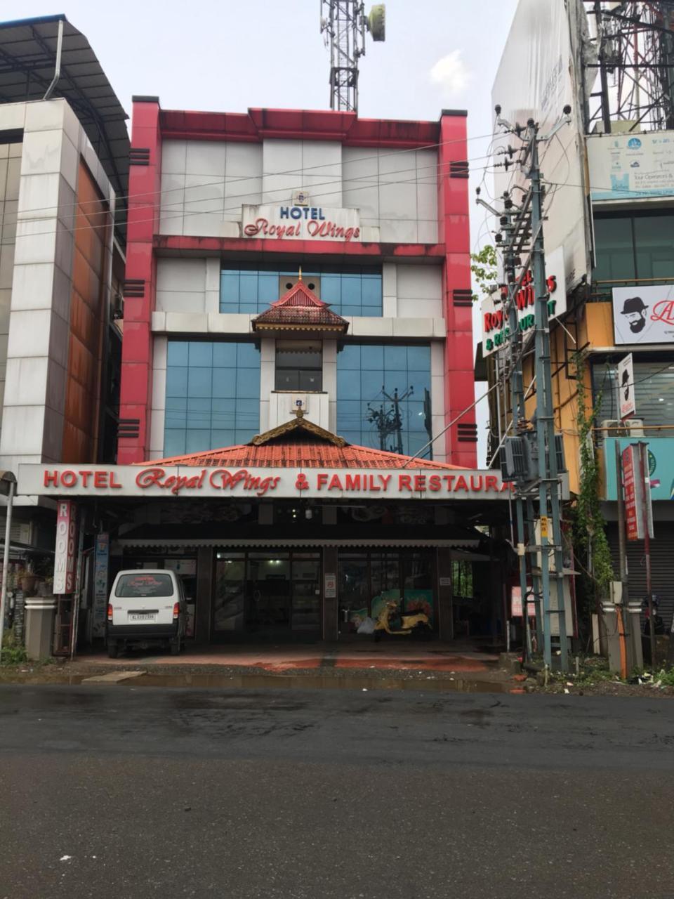 Hotel Royal Wings ネドゥムバセリー エクステリア 写真